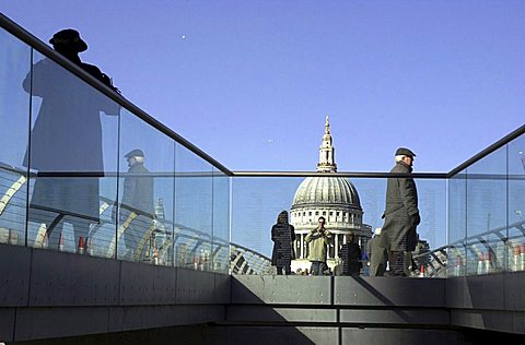 London, uk. Aspect of the millenium footbridge across the thames, with st. Paul s cathedral in the backgrond