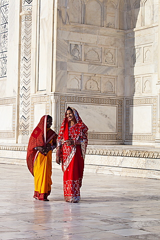 Taj Mahal, UNESCO World Heritage Site, Women in colourful Saris, Agra, Uttar Pradesh state, India, Asia