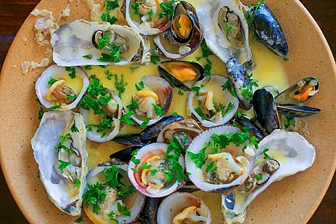Seafood platter, Ecuelle du Pere Dede, Cancale, BritTany, France.