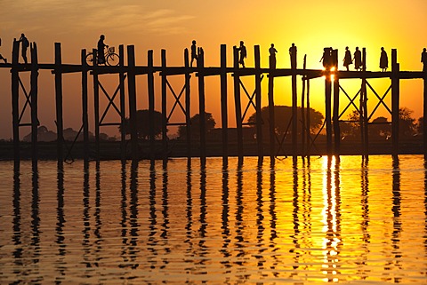 U Bein's Bridge on Taungthaman Lake at sunset, Amarapura, Mandalay, Myanmar (Burma), Asia