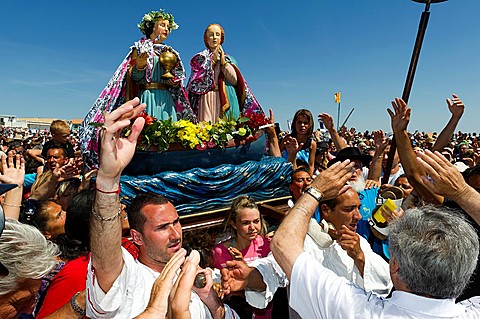 Europe, France, Bouche-du-Rhone, 13, Saintes-Marie-de-la-Mer, gypsy pilgrimage, procession