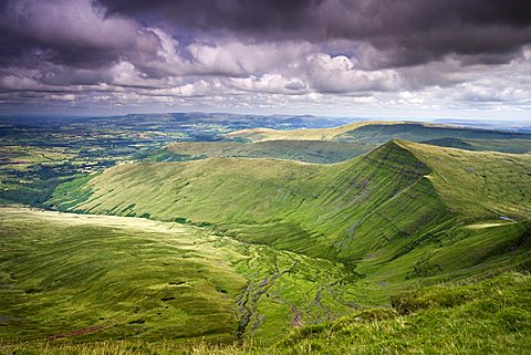 Cribyn viewed from Pen-y-Fan, the highest mountain in the Brecon Beacons National Park, Powys, Wales, United Kingdom, Europe