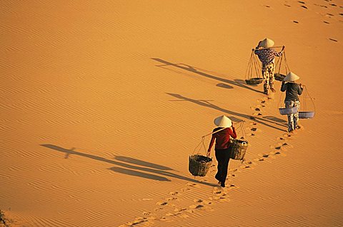 Porters, Mui Ne, Vietnam, Indochina, Southeast Asia, Asia