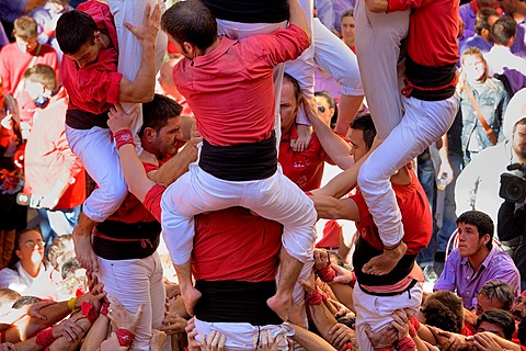 Colla Joves Xiquets de Valls ¬¥Castellers¬¥ building human tower, a Catalan tradition Fira de Santa Teresa, town festival  Placa Vella El Vendrell Tarragona province, Spain