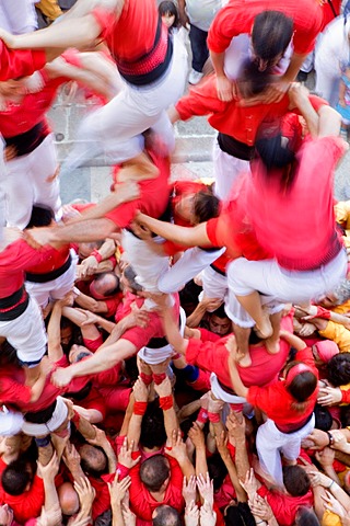 Colla Joves Xiquets de Valls 'Castellers' building human tower, a Catalan tradition Placa de la Vila Vilanova i la Geltru, Barcelona province, Catalunya, Spain