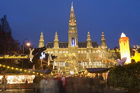 Christkindlmarkt (Christmas Market) and Rathaus (Town Hall) at Rathausplatz at twilight, Innere Stadt, Vienna, Austria, Europe