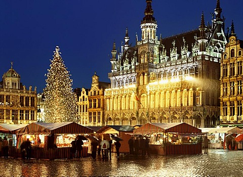 Night shot, Maison du Roi and Christmas market, Grand-Place or Grote Markt square, Unesco World Heritage Site, Brussels, Belgium, Europe