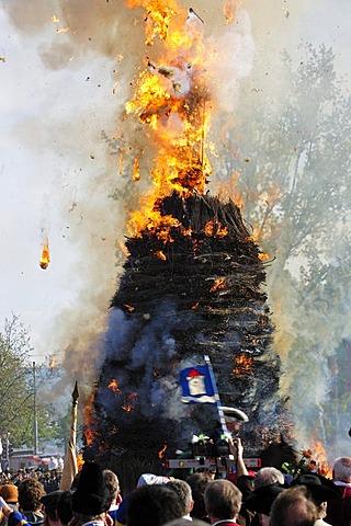 The Boeoeg, a doll symbolizing winter, is burned, fire crackers explode inside the Boeoeg, the explosion of the head marks the end of winter, Sechselaeuten, traditional festival, Zurich, Switzerland, Europe