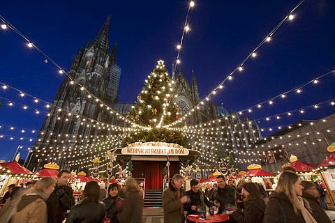 Chain of lights, people visiting the christmas market in front of the Cologne Cathedral, Cologne, North Rhine-Westphalia, Germany, Europe