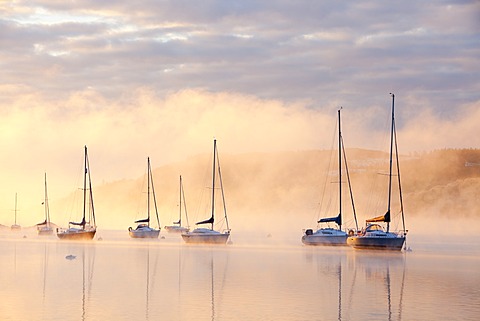 Lake Windermere in the Lake District at sunrise during the December 2010 cold snap, with temperatures below minus 10, Cumbria, England, United Kingdom, Europe
