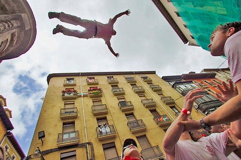 Fountain jumping during San Fermin Festival, Navarreria fountain (aka Santa Cecilia fountain), Pamplona, Navarre, Spain