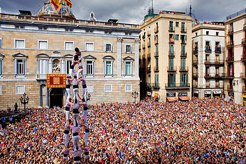 Minyons de Terrassa ¬¥Castellers¬¥ building human tower, a Catalan tradition Festa de la Merce, city festival  Placa de Sant Jaume Barcelona, Spain