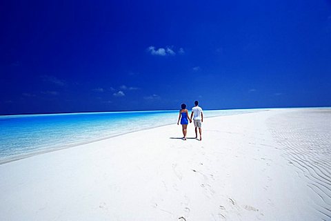 Couple walking on the beach, Maldives, Indian Ocean, Asia