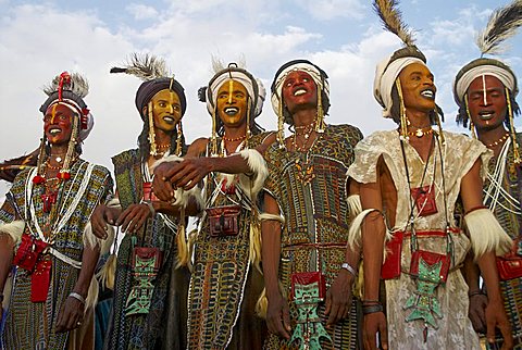 Africa, Niger, Wodaabe-Bororo man with his face painted for the annual Gerewol male beauty contest, Gerewol, general reunion of West Africa for the Wadabee Peuls (Bororo peul)