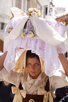 Bread woman, San Domenico dei Serpari (St. Dominic of the Snakes), Cocullo, Abruzzi, Italy, Europe