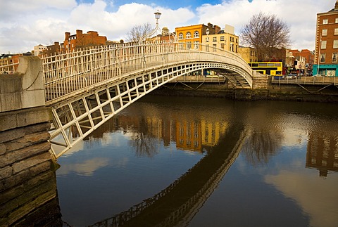 Ha'penny bridge over the River Liffey, Dublin, Republic of Ireland, Europe